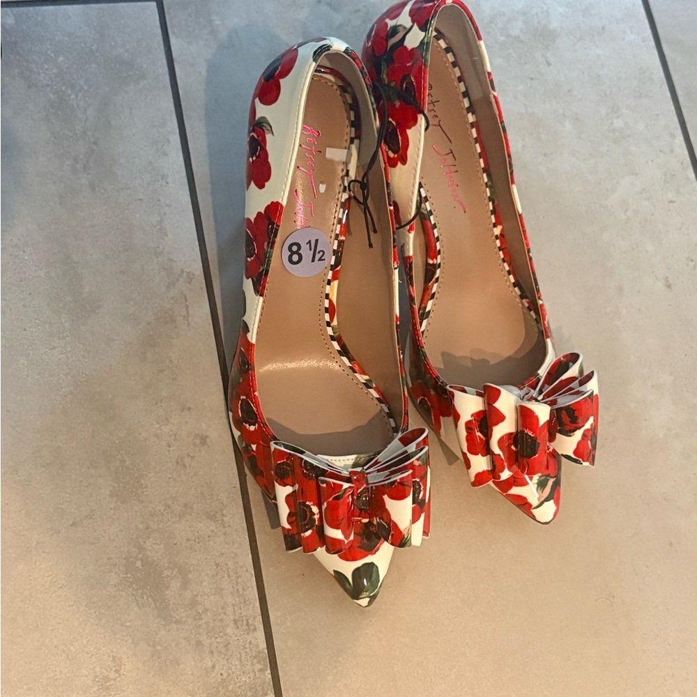 Betsey Johnson White Pumps with Red Floral Bow - Picture 2 of 4